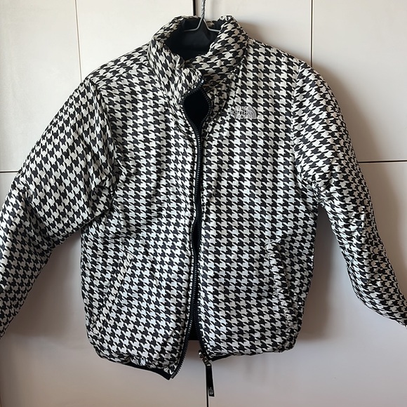 The North Face reversible puffer jacket 🖤🤍 - Picture 3 of 3